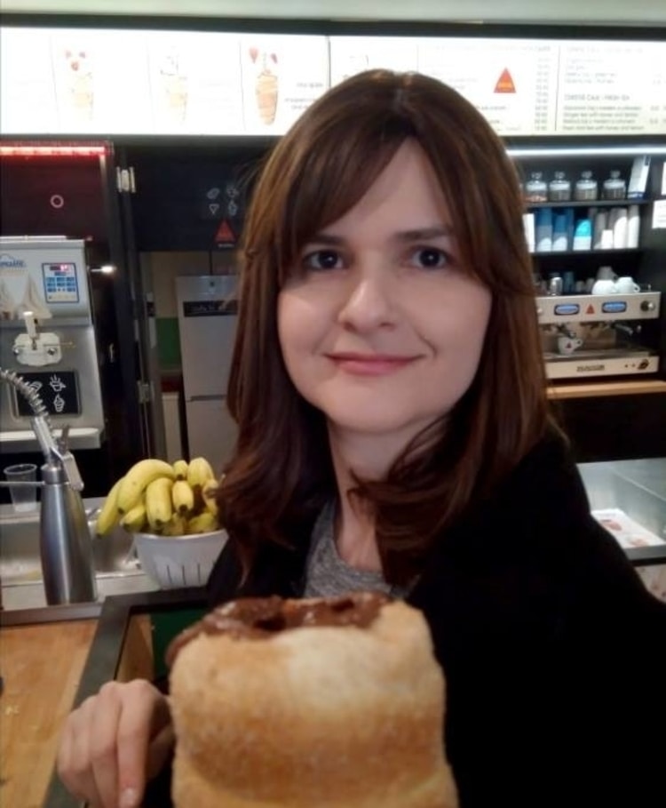   יזמה פלטפורמה הנותנת מענה למטיילים שומרי כשרות בעולם. בתמונה:  עם קיורטוש בטיול בהונגריה.  